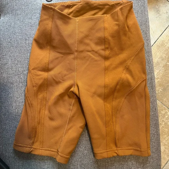 Lululemon 8” Align Ribbed Panel Shorts - Picture 4 of 7